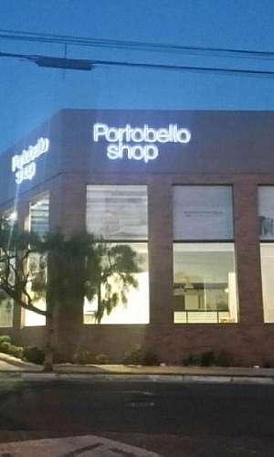 Letreiro com iluminação indireta Letreiro com iluminação indireta